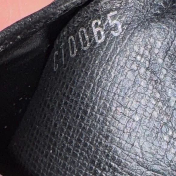 Louis Vuitton Taiga Leather Long Wallet – LV Authentic Vintage - Picture 3 of 10